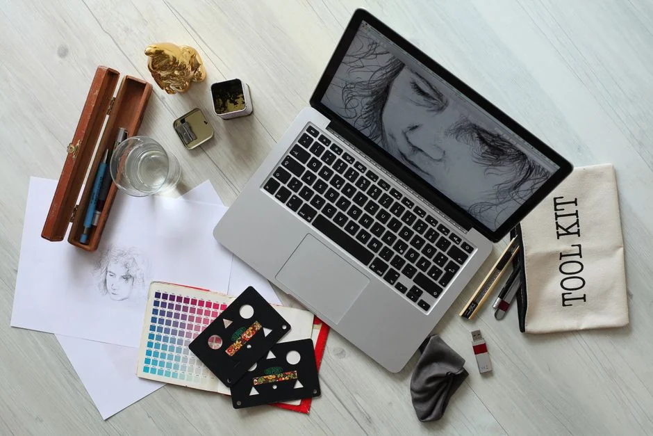 Bureau épuré avec ordinateur portable, lunettes et affiche verte de brainstorming pour des idées fraîches.